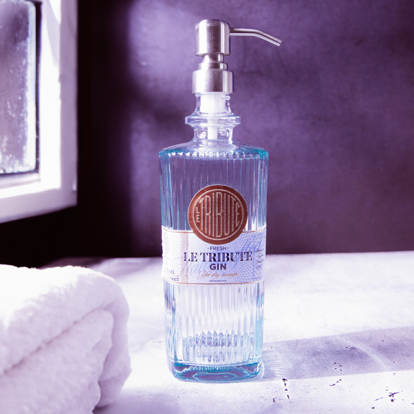 Upcycled Le Tribute Gin Seifenspender mit individuellem Pumpenkopf von Candelae Online-Verkauf