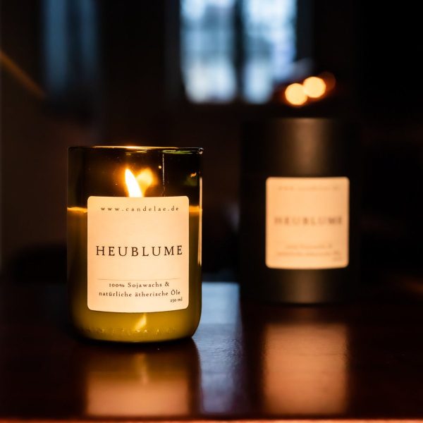 Heublume – Natürliche Duftkerze mit ätherischen Ölen aus recycelter Weinflasche Rabatt