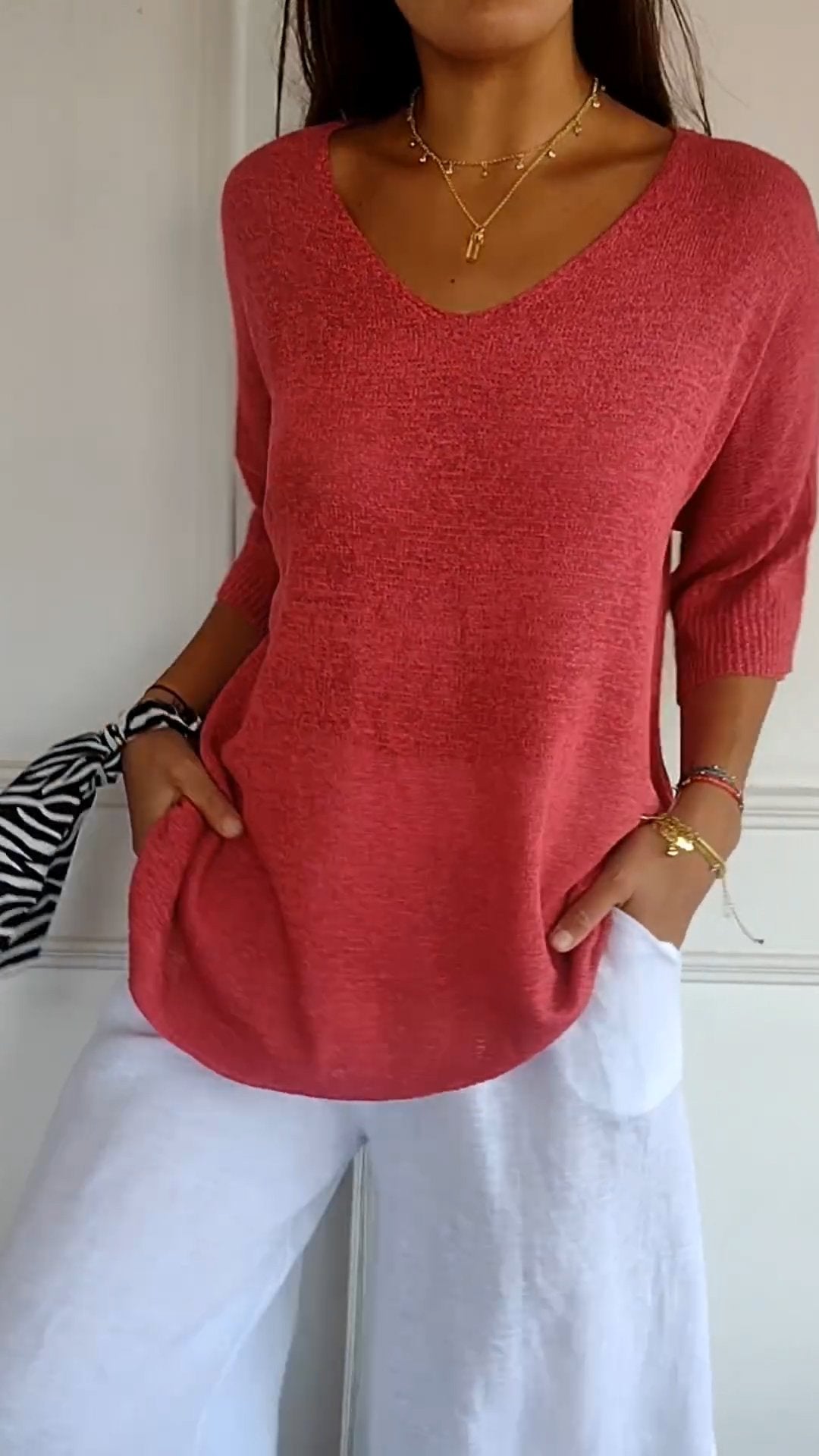 Unifarbenes gestricktes Top mit V-Ausschnitt – Müheloser Schick mit einem Hauch von Komfort! Im Angebot